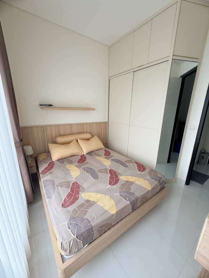 Bedroom kami masih sangat sederhana.. belum isi-isi dekorasi di ambalan, karena baru pindah november 2024 kemarin dan masih mengumpulkan uang juga.. 
untuk desain bedroom ini menggunakan desain interior, lemari pun juga custom. Karena kamar hanya 3x3m jadi tidak ada meja rias dan cermin, dan dipindahkan ke dalam lemari. Tapi jadinya mutlifungsi dan unik juga karena jarang juga ada orang yg punya lemari seperti ini 😊 Untuk divan sengaja dibuat melengkung dan floating gitu, tapi dibawahnya tetep ada penyangga dan ada kabinet penyimpanan juga, agar kaki tidak kepentok saat berjalan. Maklum kamarnya sempittt 🤣 
Sekian terima gaji.
Makasih udah nyempetin baca dan mampir 😍 
#BedroomStyling #InspirasiKamar #MakeoverKamar #KamarTidurNyaman #InspirasiDivanKasur #KamarTidurEstetik #InspirasiLemariBaju #InspirasiWardrobe