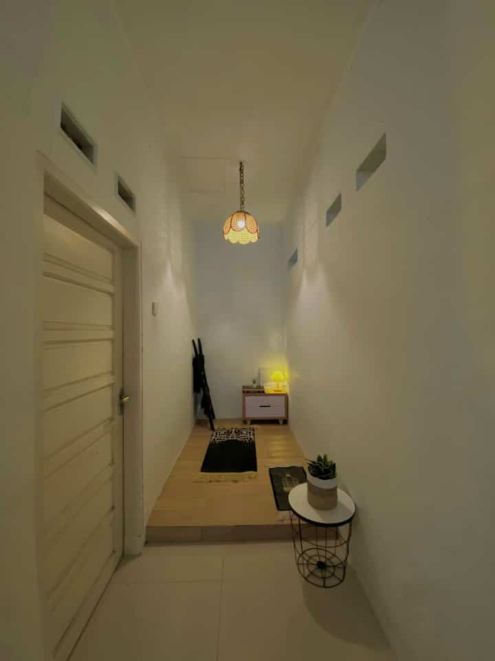 
Mihrab mini di lahan terbatas✨
Dari beberapa ruangan di rumah teduh sebenarnya inilah ruangan favorite bagi kita.
Meskipun tidak luas tapi setidak nya cukup untuk keluarga kecil kita beribadah disini.
Kadang anak anak juga suka bermain di mihrab mini ini.
Mihrab dengan ukuran 2.5x1.5 ini terletak diantara kamar tamu dan dapur.
Karena memiliki mihrab memang impian kita ketika sudah punya rumah, meskipun tidak luas.

Semoga menginspirasi🤎

#mihrab
#mihrabmini
#mushalastyling
#inspirasimushala
#mushalanyaman
#catmushala
#lantaivinylmushala
#makeovermihrab
#stylingruangsempit


