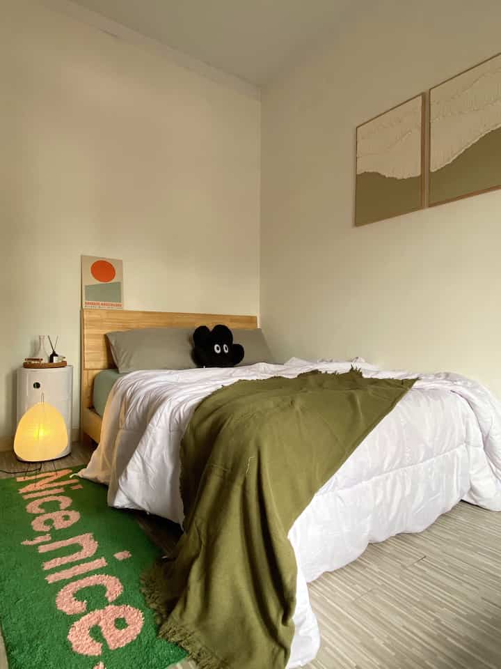 Caraku bikin kamar tidur nyaman, yg pertama menggunakan lantai vinyl sticker (yg low budget) agar kamar lebih warm vibesnya ✨

Aku memilih dipan nuansa warna kayu, gak lupa memilih bedside table dengan wrn netral dan pasti harus fungsional untuk menaruh perintilan yg ada dikamar yaah 

Untuk mempercantik area dinding aku tambahkan wallart dengan ukuran yg cukup besar agar tetap terlihat 🫶🏻

#dipan #wallart #bedcover #bedsidetable #mejanakas #lamputidur #karpet #catkamar #bedroomstyling #inspirasikamar #kamartidurnyaman