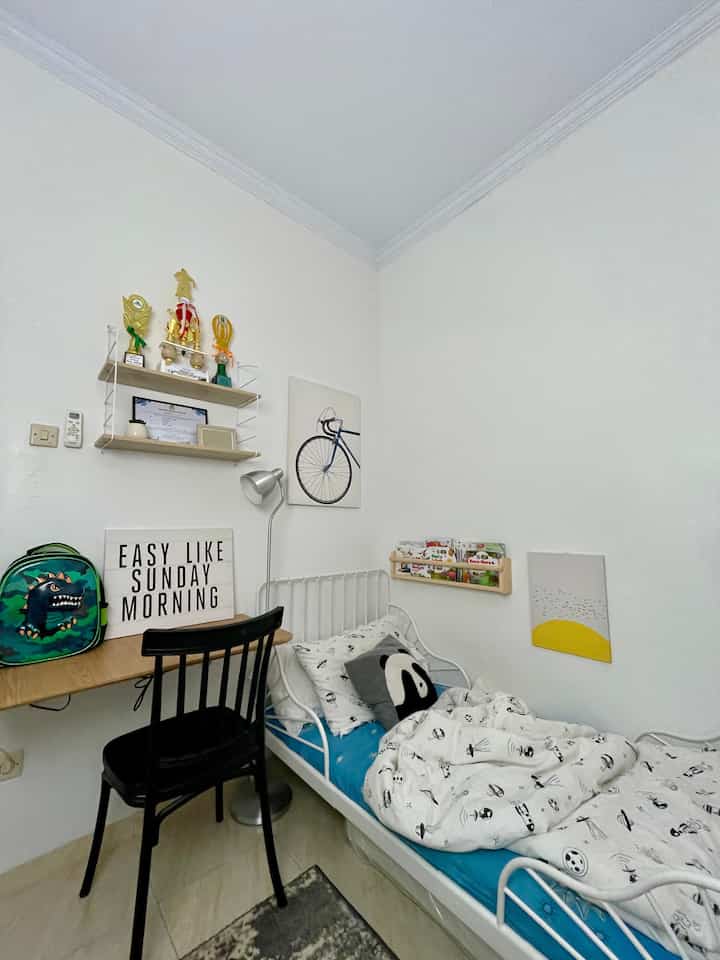 Kamar Anak yang Nyaman & Fungsional dalam Satu Ruang

Siapa bilang kamar anak yang sharing nggak bisa tetap nyaman dan personal? Kali ini, aku highlight sisi kamar anak laki-laki dengan ukuran 3x3 yang tetap simpel tapi tetap punya fungsinya sendiri.

✨ Dominasi warna putih bikin kamar terasa lebih lega dan bersih.
✨ Meja belajar floating untuk menghemat ruang dan tetap nyaman buat aktivitas sekolah.
✨ Sentuhan dekorasi simpel seperti rak buku, pajangan dinding, dan bedding dengan karakter favoritnya, bikin kamar terasa lebih personal.

Walau sharing, tiap sudut tetap bisa disesuaikan dengan kebutuhan masing-masing anak. Gimana menurut kalian, sudah cukup nyaman belum buat si kecil? ✨

#KamarAnakLakiLaki #KidsBedroom #MinnenBed #WarnaCatRumah #FloatingTable #BedroomStyling #InspirasiKamar #KamarTidurNyaman 