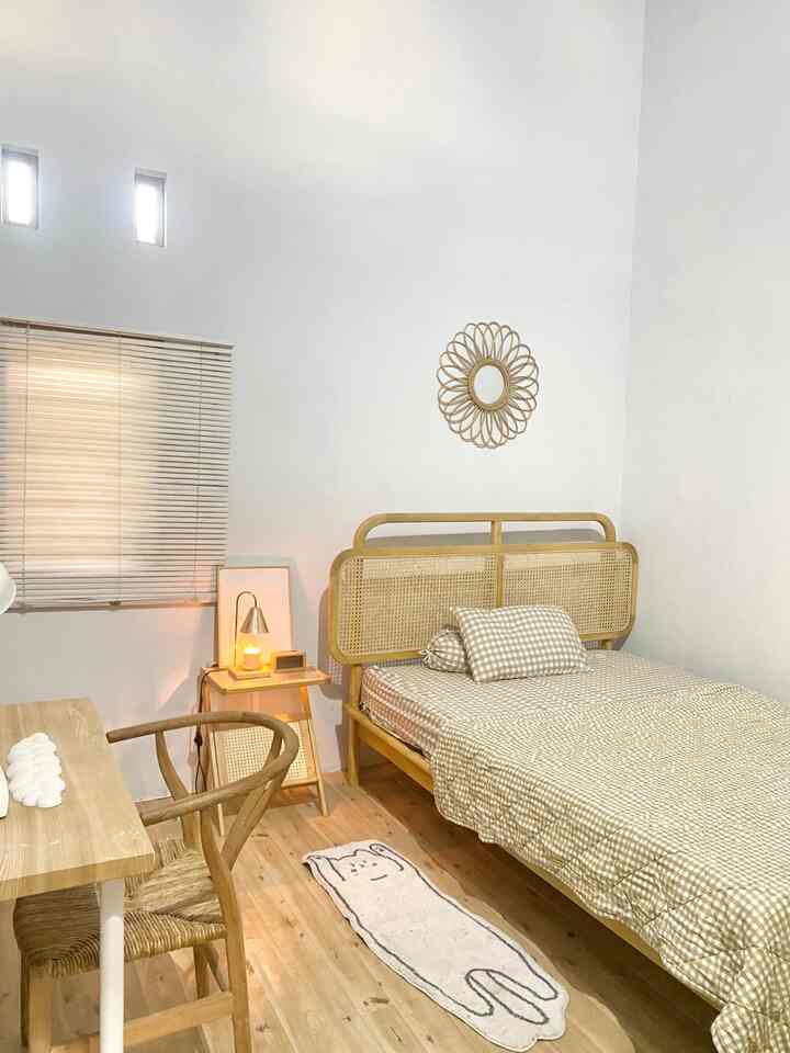 Kamar tamu mungil ukuran 3 x 3 bisa bgd di bkin nyaman dengan sentuhan ala japandi
Aku pake kasur ukuran 140x200 cm dengan dipan jati aksen rotan yg bkin estetik
Selain itu aku tambahkan meja kecil nakas samping kasur untuk menaruh lampu tidur

Sprei warna yg polos dan senada bkin kamar makin cozy and warm jg loh. Untuk lantainya aku pake karpet vinyl lantai meskipun harganya murah tapi kualitasnya oke dan bisa bkin vibes ruangan jadi lebih warm. Oh iya ada satu meja dan kursi bisa untuk belajar, membaca buku, atau berhias
#lantaikarpetvinyl #dipanrotan #venetianblindtirai #catrumahminimalis #Bedroomstyling #Inspirasikamar #Kamartidurnyaman