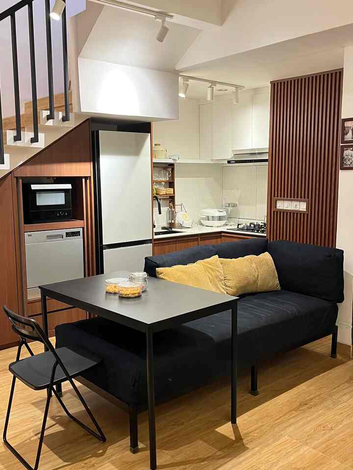 Ketika dapur dan ruang makan bersatu, rumah kecil terasa lebih besar! Tanpa sekat, aktivitas jadi lebih leluasa dan menyenangkan. Gimana menurut tetangga online, open space ini cocok gak? 🥰

#wallpanel #kursilipat #mejamakan #KitchenSet #HPL #Kitchenkayu #Kulkas #Lamputrack #Lampudapur #DapurOpenSpace #RumahOpenSpace #RumahTanpaSekat