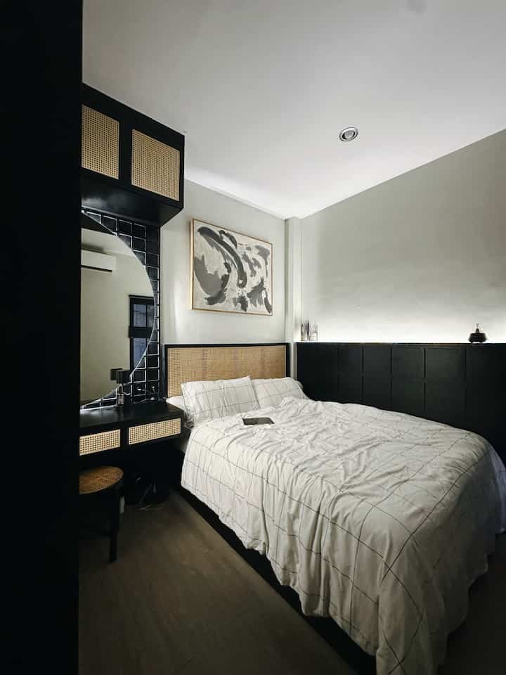 Tidak perlu khawatir memiliki kamar kecil, karena semua bisa disulap menjadi ruang yang fungsional dan nyaman. Dengan sedikit sentuhan kreatif, kamar mungilmu bisa jadi tempat yang menyenangkan.
#bedroomstyling #inspirasikamar #kamartidurnyaman
#SmallRoomSolutions #CozyLiving #EfficientDesign #MinimalistHome #TinySpaceInspiration
