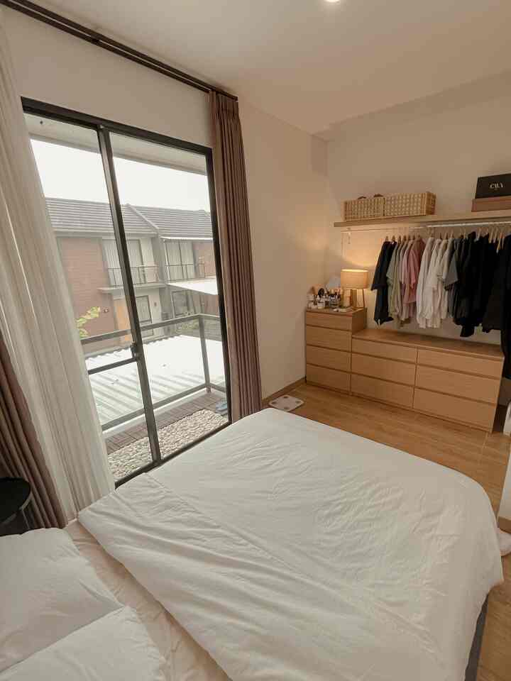 
Kamar 2.5x4 tapi tetap nyaman!
Aku ga pakai divan supaya kamar terkesan lebih luas ❤️ Selain itu, aku juga pakai lemari model drawer untuk hemat tempat dan kepraktisan ketika mengambil baju. Sesederhana itu kamar ini, menurut tetangga nyaman ga?!


#MasterBedroom
#DrawerBaju #KotakEstetik #VitrasePutih #BedroomMinimalist #KamarTidurSimple
#BedroomStyling
#InspirasiKamar
#KamarTidurNyaman