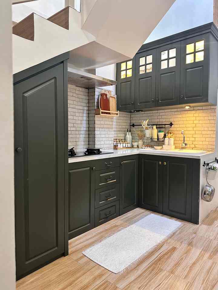 Dapur letter L yang juga memanfaatkan ruang kosong di bawah tangga untuk dijadikan kabinet dapur, cukup membuat ruang dapur tidak terlalu sempit. Dinding dinding tetap di dominasi warna putih dan permainan warna pada kabinet dapur agar terlihat lebih hidup

#kitchenset #cat #inspirasidapurmungil #dapurcompact #compactkitchen #modernfarmhouse #livewithkids #bandaaceh 