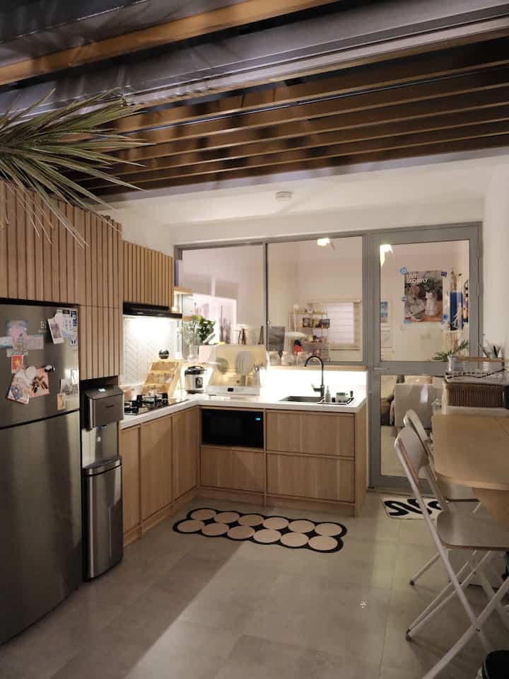 Compact kitchen berukuran 2.8x2.8m ini bersatu dengan area dining yang menggunakan folding table & chair sehingga dapat bisa dibuka maupun dilipat sesuai kebutuhan.

Dapur ini didesain untuk memaksimalkan fungsi tapi tetap tidak melupakan elemen estetika yaitu kisi-kisi kayu dengan atap transparan juga sentuhan tema kitchen set japandi.
 
Dapur ini juga berhadapan langsung dengan taman kaktus agar view lansekap juga turut menambah nilai estetika di dapur🍃✨

#HPLKitchenSet #RollerBlindOutdoor #PenyimananPiring #InspirasiDapurMungil #DapurCompact #CompactKitchen #KitchenStyling #KitchenInspo


