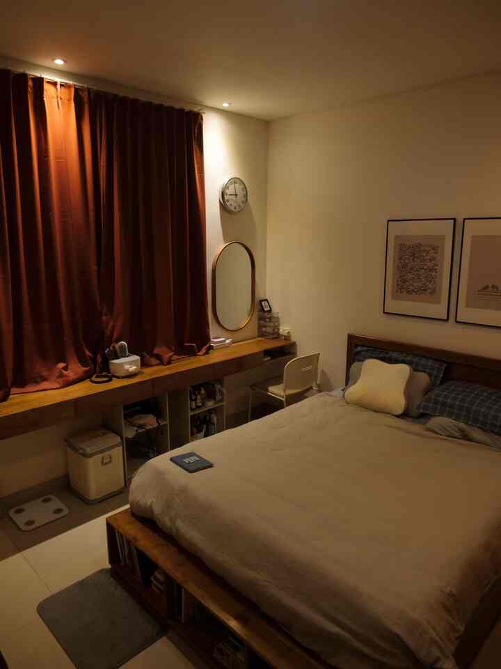 Furniture di bedroom kami semua custom made di Jepara. Karena pesan dari orang tua kami kalau furniture bedroom harus yang awet dan tahan lama. Kalau bahan jati kaya gini rasanya seperti built in ya karena ga bisa digeser-geser. Hahaha..

#dipanjati #mejagantungjati #lemaribajujati #dipan #mejagantung #kamartidur #BedroomStyling #InspirasiKamar #KamarTidurNyaman #kotaktissue #gantunganbaju #cerminjati #jamdinding #rakpenyimpanan 