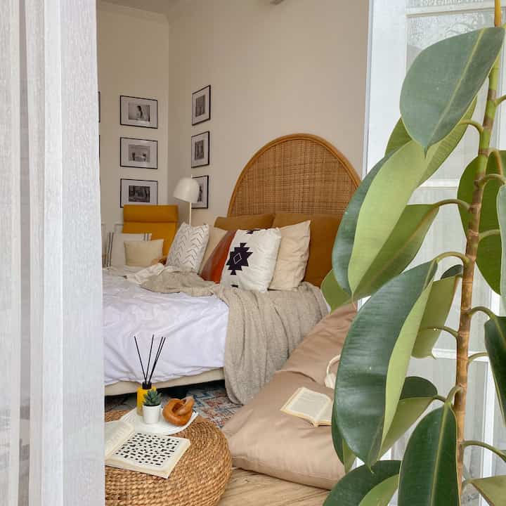 Bedroom Nyaman & Aesthetic✨
—
Kamarku ini berukuran 3x5, dan salah satu elemen yang bikin nyaman adalah headboard rotan berbentuk arch. Sentuhan naturalnya bikin suasana lebih hangat dan homey, apalagi dipadukan dengan lampu gantung anyaman dan tanaman hijau yang bikin kamar terasa lebih hidup ✨

Selain itu, karena ruangnya cukup luas, aku bisa eksplorasi dekorasi, supaya ga cuma nyaman tapi juga aesthetic. Ada bean bag di dekat jendela besar yang pas banget buat bersantai, plus kursi dan standing lamp di pojokan yang jadi spot baca favorit. Detail kecil seperti bantal motif etnik dan selimut cozy juga bikin kamar lebih personal dan inviting.

Kamu sendiri, apa elemen yang paling bikin kamarmu nyaman? 💛 

#KasurBusa
#Dipan
#HeadboardRotan 
#WarnaCatRumah
#BedroomStyling
#InspirasiKamar
#KamarTidurNyaman