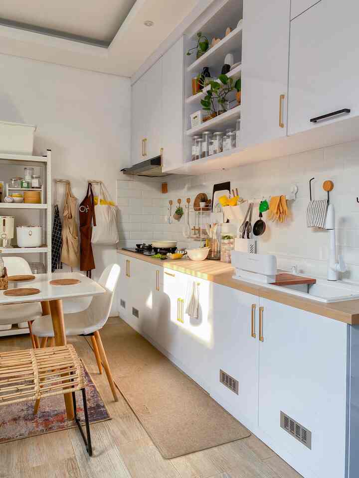 Dapur Kecil, Tapi Tetap Nyaman? Ini Rahasianya!✨
—
Punya dapur compact bukan berarti nggak bisa fungsional! Aku pakai layout straight one wall, yang cocok buat dapur kecil karena lebih hemat ruang dan semua area kerja tersusun dalam satu garis lurus—lebih efisien dan nggak bikin sumpek.

Supaya dapur terasa lebih luas, aku pilih kitchen set & backsplash berwarna putih untuk efek yang lebih terang dan airy. Ditambah lagi, kabinet atas sebagian terbuka, jadi nggak terasa berat di ruangan yang terbatas.

Siapa yang suka juga dapur kecil tapi rapi dan nyaman?

#KitchenSet
#KitchenSetMinimalis
#Backsplash
#InspirasiDapurMungil
#DapurCompact
#CompactKitchen