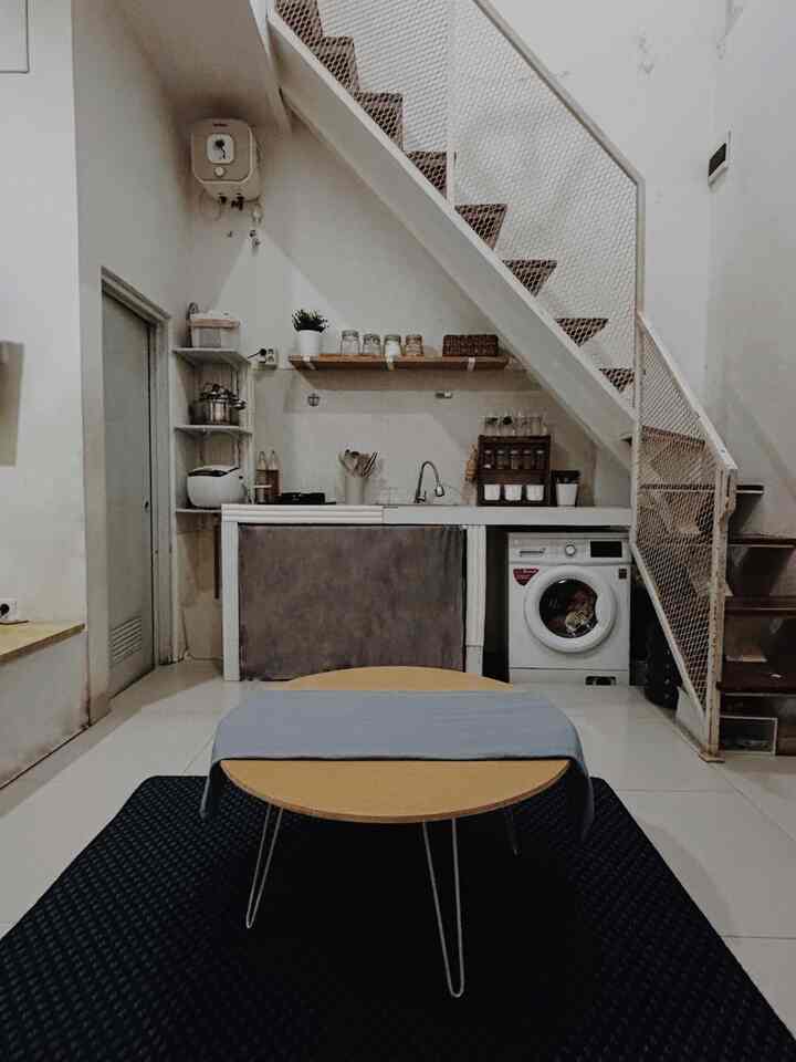 Mau tau gimana cara kita memaksimalkan dapur mungil ini?
Karena dapur ini sifatnya sementara, hmm walaupun sementara hitungannya bukan bulan ya tapi tahunan. Cuma yaa suatu saat ketik rumah ini kembali tumbuh, dapur ini akan berpindah. Karena itulah kita membuat dapur mungil ini tetap fungsional, dengan lebar hanya 190 cm dapur ini sudah bisa menggunakan kompor 2 tungku, sink berukururan 70x40 cm, serta sisanya masih bisa di jadikan space untuk menyimpan rak bumbu. Walaupun belum menjadi dapur yang ideal, setidaknya dapur ini sudah bisa memenuhi kebutuhan di rumah inii. Meja makannya dimana? Rumah inii masih menggunakan meja mungil juga, yang bisa jadi meja multifungsi. Bisa di pakai ketika ada tamu, bisa di pakai sebagai meja makan, dan masih banyak lagi kegunaannya. Karena mungil, meja bisa di pindahpindah posisi sesuai kebutuhan ✨
Gimana? Ada yang mau memaksimalkan ruangan kecil di rumah mu untuk di jadikan dapur fungsional juga??

Semoga menginspirasi ya
*foto dapur ini di ambil malam hari ya ✨
#PlafonPVC #KitchenMinimalis #RakBumbuKayu #DekorasiDapur #InspirasiDapurMungil #DapurCompact #CompactKitchen