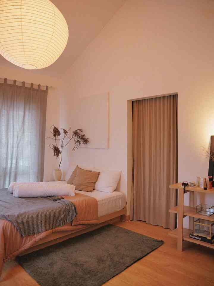 Warming Bedroom.

Cara kami bikin bedroom nyaman tuh dengan
- Warming Lighting
Lampu dengan warna warm white (2700K–3000K) bisa menciptakan suasana yang lebih nyaman dibandingkan lampu putih terang. Bisa juga tambahkan lampu tidur atau string light untuk suasana yang lebih cozy. Boleh ditaruh disudut rumah agar terlihat gradasi terang ke gelap.

- Gunakan Material yang Natural & Lembut
Pilih sprei dan selimut berbahan katun atau linen agar lebih nyaman saat digunakan. Karpet berbulu lembut atau tikar anyaman juga bisa menambah kesan hangat di kamar.

- Beri Sentuhan Personal
Tambahkan elemen dekorasi yang membuatmu merasa lebih “di rumah”, seperti barang DIY buatan sendiri yang punya nilai sentimental.

#KasurBusa #KasurLipat #Dipan
#CatRumahMinimalis #WarnaCatRumah #WallpaperDinding #WallpaperEstetik
#Cat #BedroomStyling #InspirasiKamar #KamarTidurNyaman