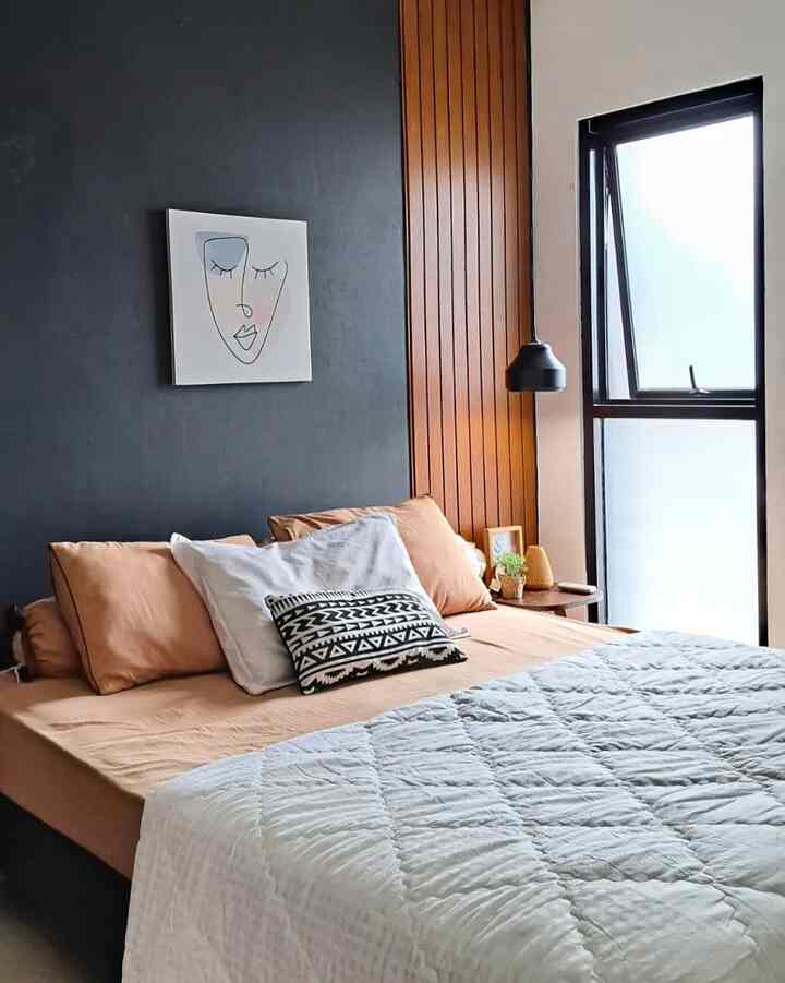 meski kamar tidak besar dengan dinding hitam yg kata orang warna banyak nyamuk bukan brarti tidak nyaman ya, nyaman buatku itu bersih, adem & ga sumpek. karena itu di kamar ini ga banyak furniture, ga banyak dekorasi & ga ku biarkan pakaian menggantung & buku2 atau apapun berserakan 


#kamartidurminimalis #bedroomstyling #inspirasikamar #kamartidurnyaman #dindinghitam #interiorkamartidurutama 