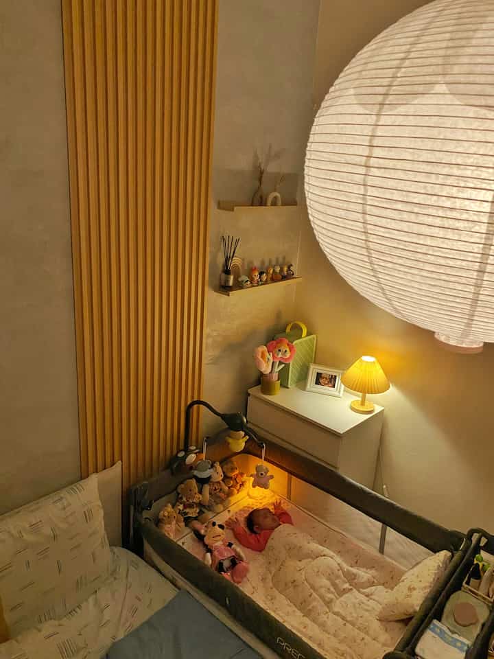 Master bed room yang sementara waktu menyatu dengan tempat tidur bayi kami, karena kamar anak sedang maintenance untuk bagian interiornya 

Meski bukan spesifik kamar anak, tapi ada tips agar anak tetap nyaman, khususnya saat di malam hari. Yup, pengaruran cahaya dan pemilihan lampu.

Pada kamar ini, kami memang memilih lampu yang bisa diatur tingkat keterangannya dengan bentuk kap lampion dan tudung, agar memaksimalkan efek remang yang natural. 

Sementara untuk lampu memakai smart lamp dengan pemilihan jenis cahaya warm light

Pencahayaan ini dapat menciptakan suasana hangat dan cukup menenangkan di kala bayi kami tertidur 💤🍼

#LampuEstetik #LampuKamar #BoxBayi #BedRoomStyling #InspirasiKamar #KamarTidurNyaman 