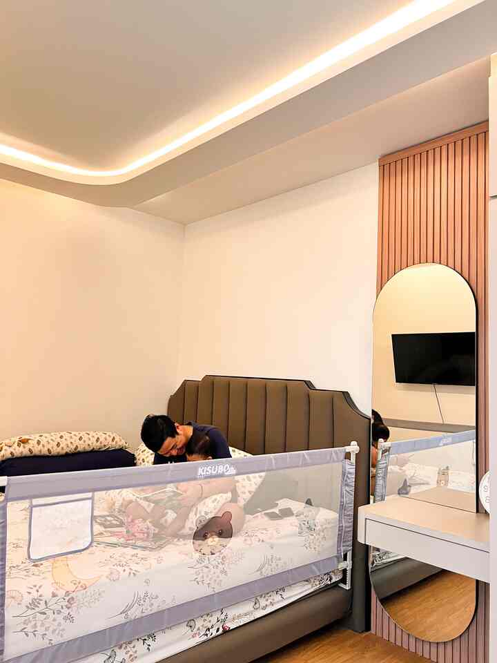 Hai! Kali ini kita akan intip kamar tidur kami. Dengan konsep memanjang, kamar tidur yang ukurannya kurang lebih 4,5m x 3m ini cukup luas buat kami bertiga.

Ada beberapa printilan barang Ghaizan yang ada di kamar kami seperti drawer baju, kotak mainan, hingga stroler untuk tempat skincarenya.

Di kasur pun kami coba menambah pengaman agar bocil tidak mudah jatuh ke bawah😂 yah, seperti yang kita tahu toddler adalah manusia tersibuk di dunia dan kadang bagi Ghaizan itu terbawa sampai mimpi. Tidurnya sibuk muter🤣🙏🏻

Kemarin pas jalan-jalan ke Informa kami ngincer lampu tempel di plafon yang bagus banget. Minimalis tapi tetap estetik. Wkwk semoga nanti bisa kebeli buat menambah lengkap suasana nyaman di kamar yah🥰❤️

#bedroomstyling #inspirasimamar #kamartidurnyaman #homeinspo #homedecod
