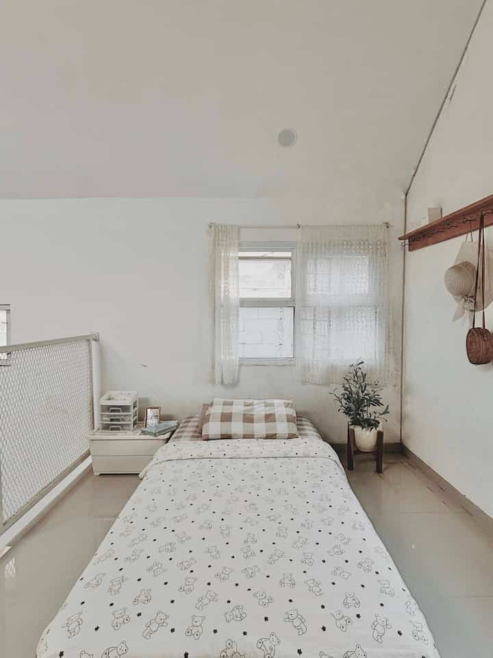 Mau kamar mungil tapi tetap nyaman kan? Ukuran kamar ini 2,5 x 4 meter, masih bisa di simpah kasur super king. Kalau mau liat tata letak menggunakan kasur super king, bisa di lihat di postingan sebelumnya ya. Kalau kasur super king pun bisa. Ya apalagi hanya di simpan kasur single gini, jelas ruangan terlihat lebih lega bukan?? Sudah tidak perlu di ragukan lagi, pemilihan warna dan dekorasi senada yang membuat ruangan jelas terlihat lebih luas, serta susunan barang yang di simpan di sudut2 ruangan juga membuat ruangan ini menjadi lebih terlihat lega. Oh ya 1 lagi, dengan kasur tanpa dipan tinggi pun membuat ruangan ini tampak lebih lega. Hmm point2nya sudah bisa kalian simak dan catat ya. Ini contoh kamar yang super duper simple tapi masih nyaman di tempati ✨

#KasurBusa #LaciKosmetik #KakiVasBunga #Roaster #SpreiAestetic #KamarPutih #Bedroomstyling #InspirasiKamar #KamarTidurNyaman