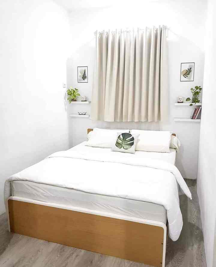 Caraku membuat kamar mungil 4.2 x 2.5m ini menjadi nyaman untuk tempat beristirahat adalah dengan mengaplikasikan cat putih agar terkesan lapang dan menggunakan vinyl agar semakin terasa hangat dan homey!

#CatMinimalis #Vinyl #DipanEstetik #KasurLatex #KamarMinimalis #BedroomStyling #InspirasiKamar #KamarTidurNyaman