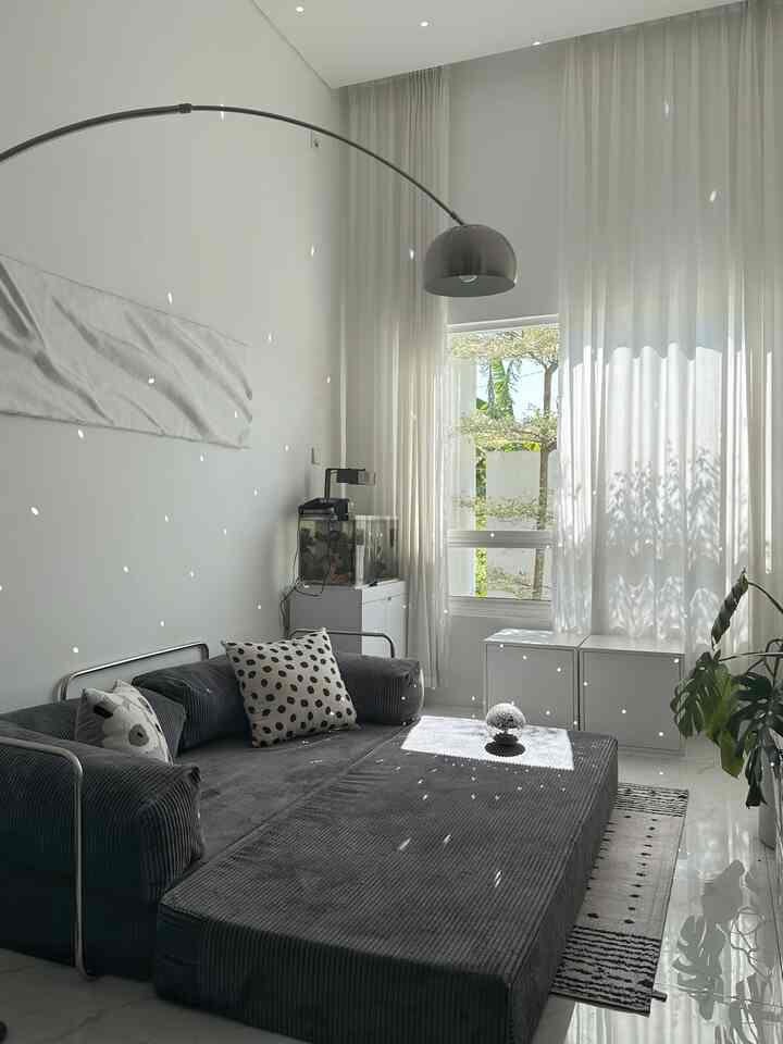 Ruang Tamu adalah tempat ngobrol, tempat rebahan, dan kadan juga jadi tempat makan + tempat kerja dadakan 👀

Setelah bolak-balik geser sofa dan coba berbagai dekorasi, akhirnya nemu desain ruang tamu yang pas! Nyaman buat
santai, siapa di sini yang juga suka eksperimen tata letak furnitur? ✌️

✨Tips buat kamu nih ✨

🤍 Gunakan warna netral biar
gampang dipadu-padankan seperti warna yanh tidak terlalu mencolok untuk mendominasi ruangan , dan menambah beberapa warna yang mencolok sedikit sebagai aksen ruangan

🤍 Tambahkan karpet biar makin
cozy , karpet bisa membuat daya dari orang ketika menginjakan kaki ke rumah loh

🤍 Tambahkan Lampu Standing agar on point , selain estetik bisa banget sebagai hemat pengerangan , karena tidak perlu menghidupkan lampu utama dan watnya lebih kecil ✨

🤍 Pilih furnitur yang multifungsi agar tidak memakan banyak tempat, seperti aku pilih sofa sekaligus bisa jadi rebahan juga 👀 

Untuk semua spill productnya,
klik blue plus button di
postinganku 👀🩵


#StylingRuangTamu #DekorasiLivingRoom #InspirasiLivingRoom #CatRumah #CatDinding #HomeDecor #DesainRumahMinimalis #LantaiGranit #VitrasePutih #WallpaperDinding #angkahouse 