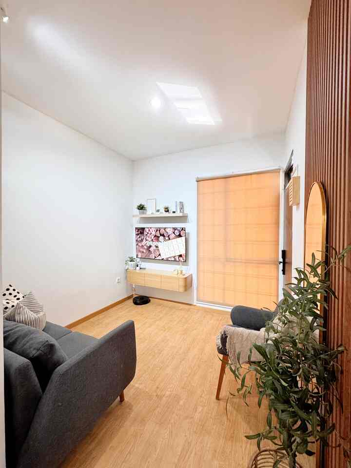 Tampilan baru livingroom dirumah, setelah bongkar wallpanel ruangan keliatan lebih luas dan simple 🫶🏻


#StylingRuangTamu #DekorasiLivingRoom #InspirasiLivingRoom #RuanganMungil #RumahDeveloper #RumahMungil #MakeoverLivingRoom #InspirasiRumahMungil 