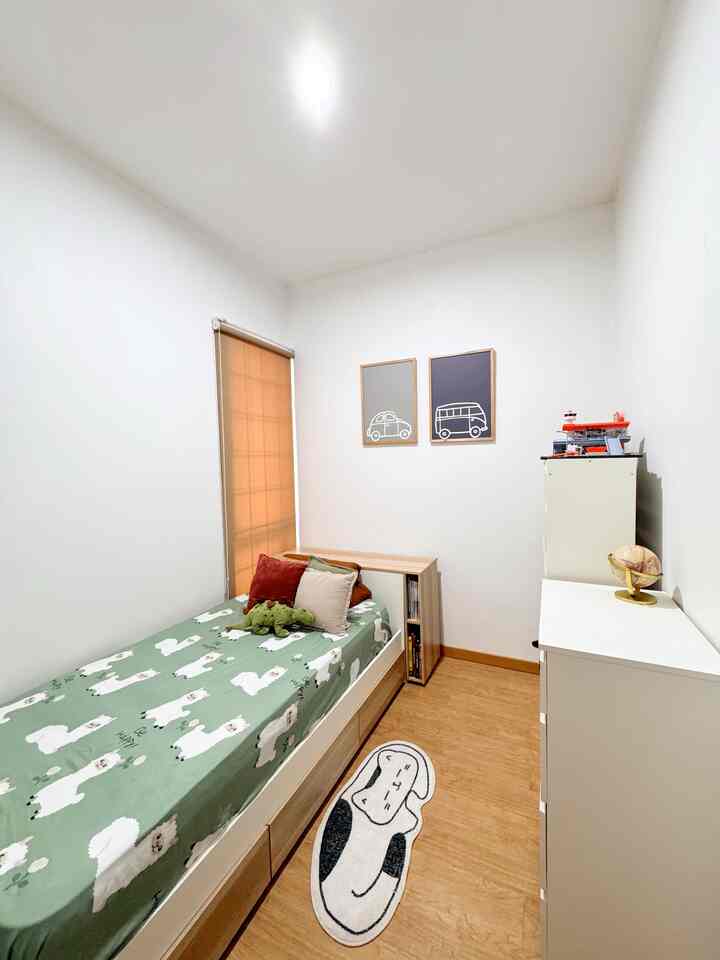 Kamar anak yang ukurannya mungil 3x2m, karena ukurannya mungil kami sengaja memilih divan multifungsi yang bisa dijadikan meja belajar juga


#KamarAnak #InspirasiKamarAnak #KamarMungil #MakeoverKamarAnak #PlayRoom #KamarMinimalist #KidsRoom #RuanganMungil 