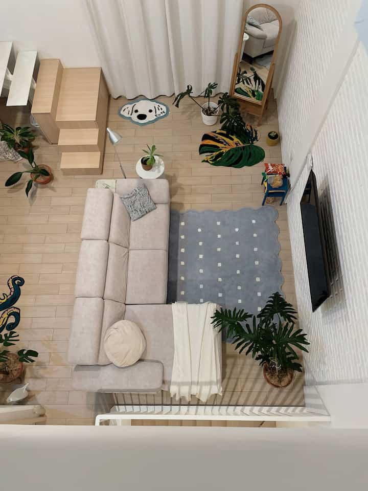 #RumahSeupil punya 2 ruang tamu. The first one ada di lantai 2, temanya lebih manly dan punya vibe apartment gitu. The second one is thisss ✨

Ada di lantai 2, lebih intimate, sendu dan juga nyaman. Cahaya jatuhnya pun lembut since mostly aku pakai warm white semua—my favo. Kehadiran karpet pun sangat essential di rumah aku ini. Buat kasih aksen 🥰

#StylingRuangTamu #DekorasiLivingRoom #InpirasiLivingRoom #RumahOpenSpace #RumahTanpaSekat #InspirasiLantaiRumah #InpirasiCatRumah #SofaKain