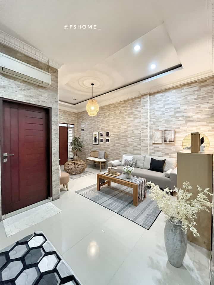 リビングルームは単に人が集まる場所であるだけでなく、個性を反映する場所でもあります。
このリビングルームも含め、家のあらゆる場所が物語に満ちた場所になります。
部屋を居心地よく美しく見せるために、暖かい色とミニマリストな家具を選びました。
屋外のリビングルームは2.7x7mです。


#ミニマリストソファ
#ミニマリストホームペイント
#ホームペイントカラー
＃壁紙
#美的壁紙
＃ペイント
#リビングルームのスタイリング
#リビングルームの装飾
#インスピレーションリビングルーム
