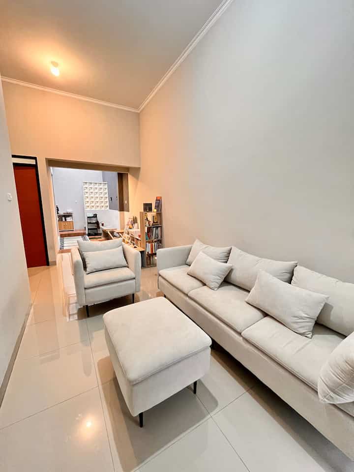 Ruang tamu sederhana belum banyak dekorasi yang kami punya untuk ruang tamu ini. Namun diusahakan tetap rapi agar terasa nyaman dan bersih 

Peran lampu disini sangat penting yang membuat vibes di ruangan tamu ini menjadi terasa cosy ✨ 

Semoga menginspirasi 

#sofa #granit #catdinding #lampu #gorden #vitrase #pintu #handlepintu 
#StylingRuangTamu
#DekorasiLivingRoom
#InspirasiLivingRoom