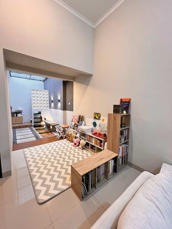 Ruangan ini difungsikan untuk area main anak, letakny persis disebelah ruang tamu. Kami tdk takut berantakan, berantakan tanda ada penghuni rumah yg sedang eksplorasi 😍 karena semua barang ada tempatnya jadi ketika beberes terasa lebih mudah dan cepat ✅ jadi ga worry rumah berantakan tinggal dibersini 😆

Kenapa ga dikamar? Karena kami ingin anak eksplore diarea yg lebih luas dan terbuka ✨

Semoga Menginpsirasi 💖

#rakbuku #buku #catdinding #mejakecil #playmate #lampu #boneka #poster 
#inspirasiplayroom
#ruangmainanak 