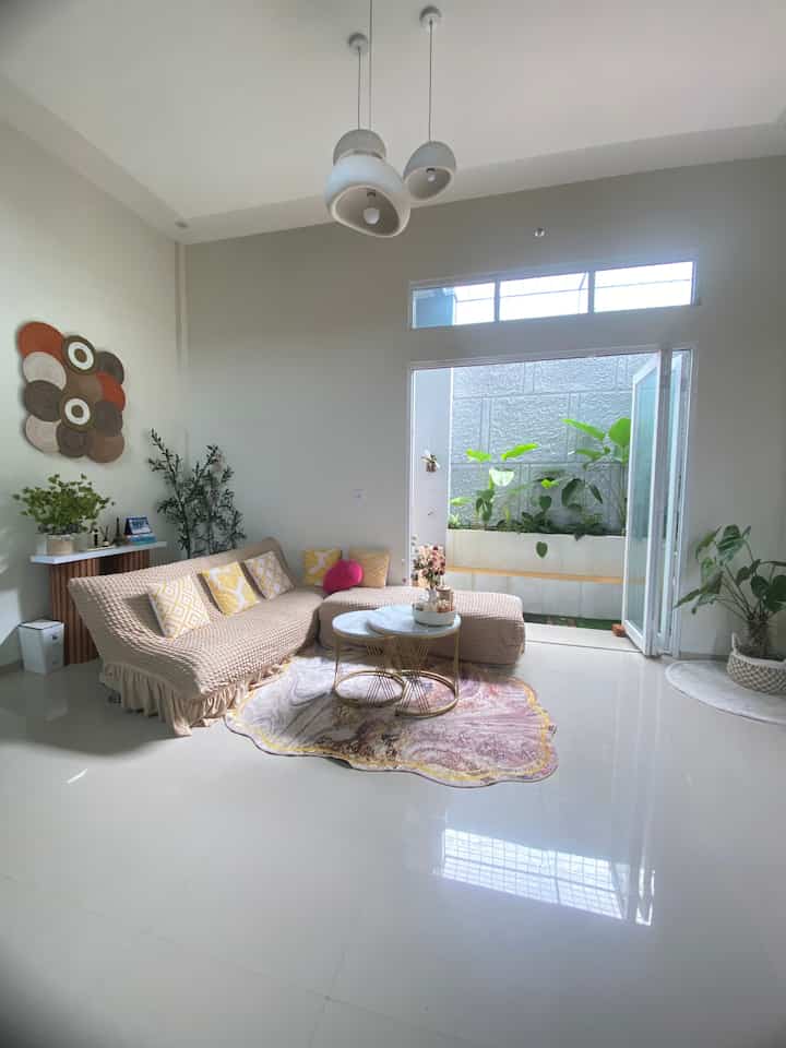 Living Room selega ini cuma ukuran 3,5 x 5,75m😍
Setiap sudut rumah bisa menjadi tempat penuh cerita, termasuk living room ini! Saya memilih warna hangat dan furniture minimalis dengan sedikit hasil DIY supaya ruangan terasa lebih hangat , cozy dan welcoming ditambah ada sentuhan mini garden bikin seger mata memandang. Disamping tempat untuk berkumpul bersama keluarga kecilku, living room ini jantung hati rumah idamanku☺️
Yuk share cerita dibalik dekorasi ruanganmu!

#SofaMinimalis #StylingRuangTamu #DekorasiLivingRoom #InspirasiLivingRoom #PlavonGypsum #CatRumahMinimalis #WarnaCat #Cat #LantaiRumah