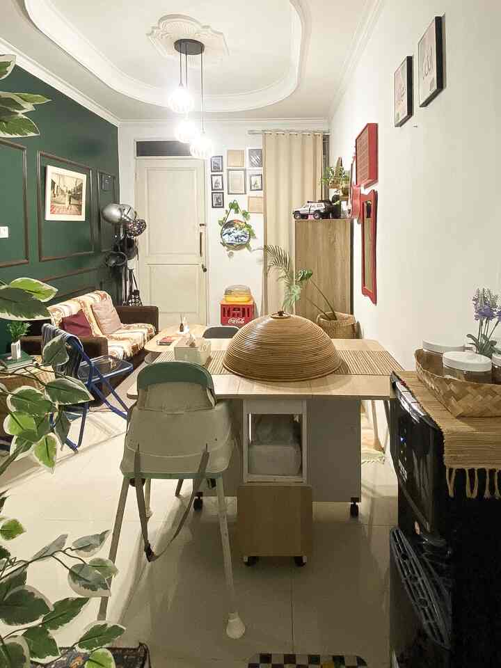 Ruang tamu ini masih jadi ruangan favorit di rumah kami, tempat di mana kami menghabiskan waktu terlama.

Yaaaps karena ruangan ini jadi ruang multifungsi hehehe
Makan, istirahat, rebahan, nonton, main bersama anak-anak, semuanya dilakukan di sini✨💞

Makanya, kami membuatnya senyaman mungkin versi kami. Warna cat netral dipilih agar ruangan terasa lebih tenang, dipadukan dengan furnitur minimalis supaya tetap simple. Tapi, biar nggak terlalu monoton, kami tambahkan sentuhan warna dari pernak-pernik rumah lainnya🟥🟦🟧

Dan pastinya, tanaman hijau nggak boleh ketinggalan! Selain bikin rumah lebih fresh, suasana juga jadi lebih hidup.🍃✨


#CatRumahMinimalis #WarnaCatRumah  #Cat #WallMoulding #PVCMoulding #FurnitureMinimalis #StylingRuangTamu #DekorasiLivingRoom #InspirasiLivingRoom 