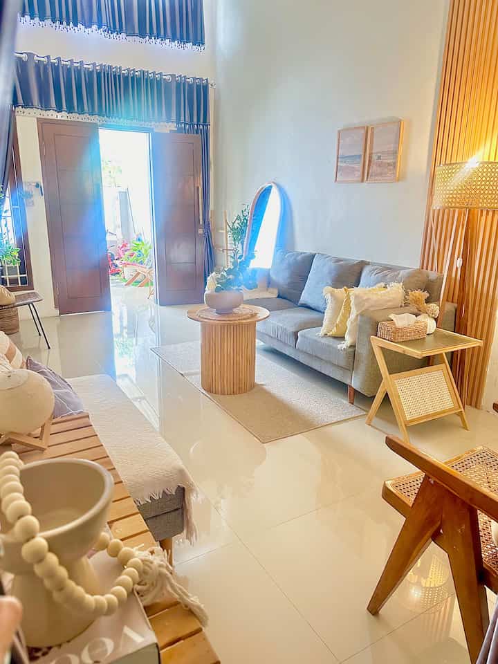 Ruang tamuku yg berukuran 3x6 m2 Lumayan lega ini bnyak menggunakan furniture dari berbahan kayu

Untuk kesan lebih luas,,ruangan ini menggunakan furniture warna netral dan warna dinding vanilla dari cat jotun kemudian diberikan sedikit sentuhan variasi wallpanel,terdapat jg walldecor dan macrame untuk menghias dinding dengan wrna senada

Dan juga penambahan kaca lebar dan tinggi di sudut selain menambah kesan lebar,fungsinya juga agar kita keluar atau masuk rumah bisa melihat penampilan kita apakah sudah terlihat rapi,cantik atau tidak..

Semoga menginspirasi teman-teman semua 🥰
#lampulantairotan #karpetsalur #kursirotan #Stylingruangtamu #Dekorasilivingroom #Inspirasilivingroom