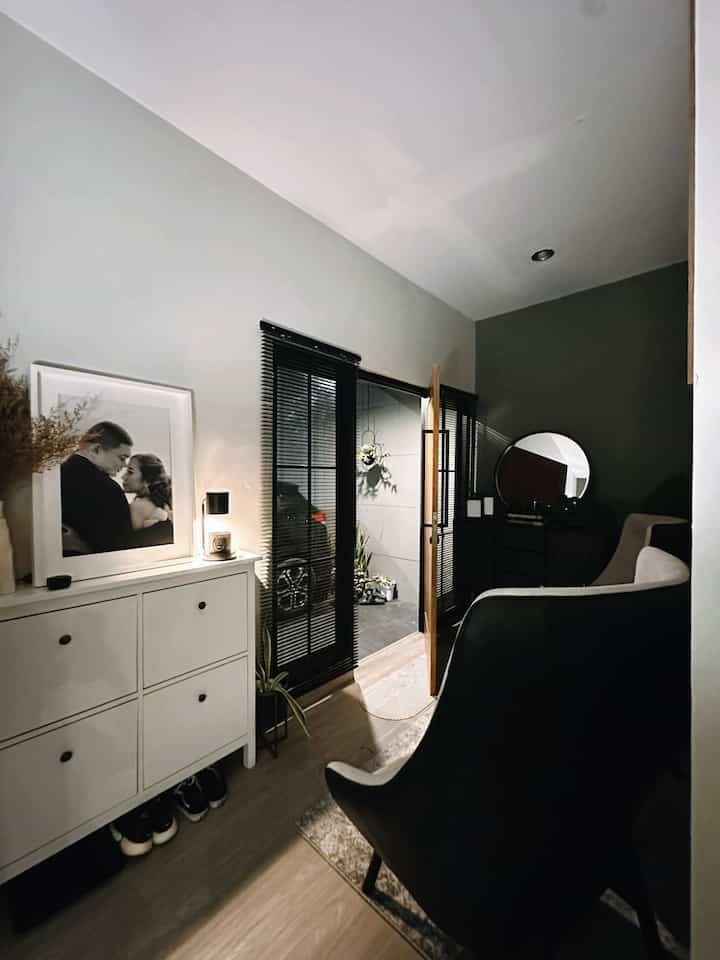 Living room mungil dengan vibes malam hari.
Furnitur sangat berpengaruh terhadap estetika ruangan, semua Furnitur yang kami pilih yang berkaki supaya terlihat luas dan tetap stylish. 

#SmallSpaceLiving #SmartDesign #CozyHome #EfficientLiving #TinySpaceInspiration #HomeDecor #MinimalistLiving #InteriorDesign #CompactLiving #SpaceOptimization #LivingRoomGoals
#stylingruangtamu #dekorasilivingroom #inspirasilivingroom