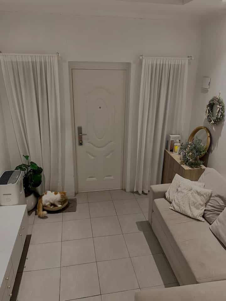 Living room 3x3m, kecil tapi tetap lega ✨💫

Tata letak dan pemilihan furniture menjadi salah satu hal yang penting agar ruangan kecil tetap terasa lega. Di ruang keluarga milik kamu, kami memilih sofa L yang tidak terlalu besar serta berwarna cerah supaya tidak terkesan “penuh”. Selain itu tv kami pasang di dinding supaya memberi kesan yang luas pada ruangan.

#lantairuangkeluarga #sofabedminimalis #gordenlivingroom #pohonartificial #stylingruangtamu #dekorasilivingroom #inspirasilivingroom