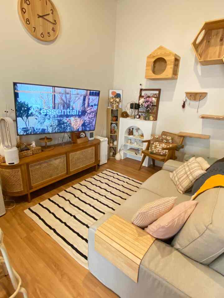 Menata living room kunci yang utama menurut aku pemilihan sofa yang empuk dan nyaman untuk berkumpul / netflixan.

Lalu sesuaikan colour pallet yang diinginkan, mau yang warna warni atau tipe kalem. Aku prefer tipe kalem white and wood. Untuk penambahan warna aku lebih memilih untuk di printilan aja. Jd ga terlalu dominan.

Living room dan dapur jadi satu dengan ukuran 4x7m

#StylingRuangTamu
#DekorasiLivingRoom #InspirasiLivingRoom #sofaminimalis #cattembok #vinyl #jamdinding #livingroom 