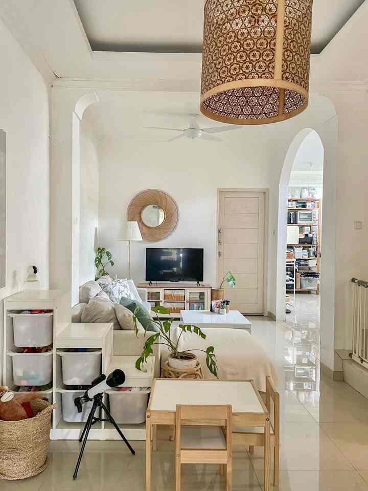 🛋️✨ Ruang Tamu: tempat ngobrol, tempat main anak-anak, tempat belajar anak, tempat movie night at the weekend, kadang bisa juga nih jadi tempat meeting!! 😁📝

Yang budgetnya terbatas tapi pengen ruang tamu terasa lega..passss bangettt nih!!
✨Tips dari aku💡
📌kalau rumah kalian tipe cluster dengan design standar banget dari developer bisa bongkar 1 dinding pembatas biar 2 ruangan menjadi satu yang luas. Sekarang banyak banget looh design dinding pembatas yang fancy, ada yang jenis retro di sisain batu batanya, ada yang di bikin irregular, kalau aku karena suka look yang neat dan aesthetic jadi dibikin arch simple gini.
📌pilih tone furnitur! Nihhh buat yang sering kalap kalau belanja, kadang liat yang lucu-lucu tapi warnanya tabrak sana sini juga harus hati-hati. Kalau ruangan terbatas gini saranku sih pilih tone yang light atau neutral juga bisa. Looknya jadi clean✨
📌pilih furniture sekaligus multifungsi dan hindari dekorasi yang berlebihan. Yang mau tau jenis furniture apa saja boleh banget cek icon (+) warna biru ya 💙💙

#SofaMinimalis #StandingLamp #TempatMainanAnak #SelimutSofa #SmartTV #StylingRuangTamu #DekorasiLivingRoom #InspirasiLivingRoom 

