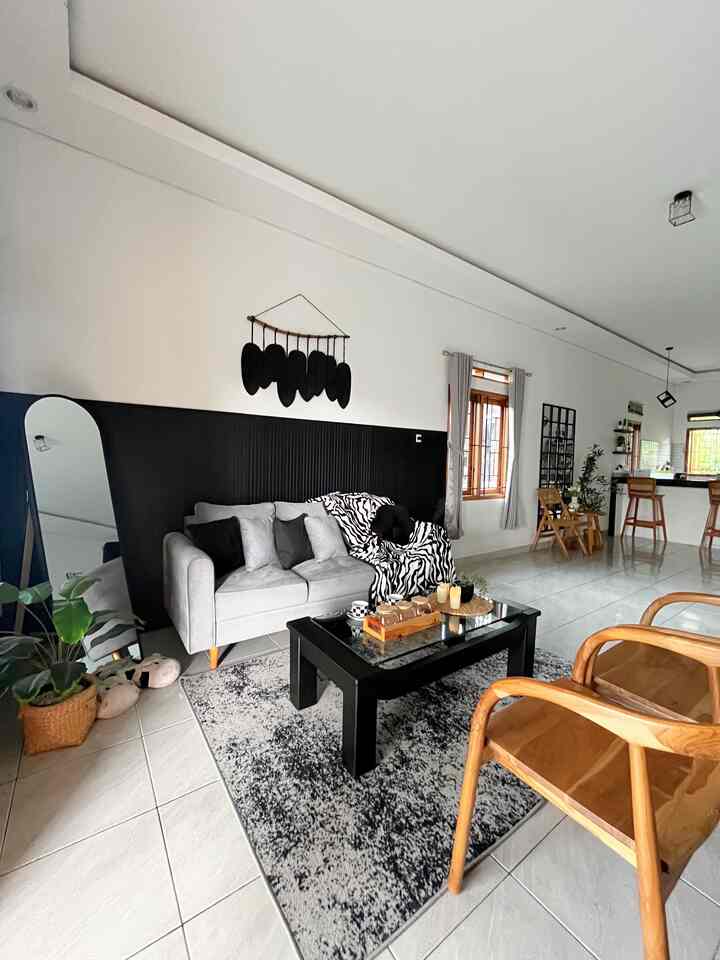 Ruang Tamu yang jarang ada tamunya heheh. Karna rumah kami Open Space sebetulnya ini tidak di khususka  untuk ruang tamu, tapi ruang dimana menjadi tempat kami berkumpul dan bercanda tawa. Tempat rebahan ketika lelah pulang kerja. Dan kami sering menghabiskan waktu d ruang ini sambil menikmati tontonan film. 

#bumigerrd #SofaMinimalis #CatRumahMinimalis #WarnaCatRumah #WPCdindingminimalis #DekorasiRuangTamu #StylingRuangTamu #DekorasiLivingRoom #InspirasiLivingRoom #LivingRoomMonochrome 
