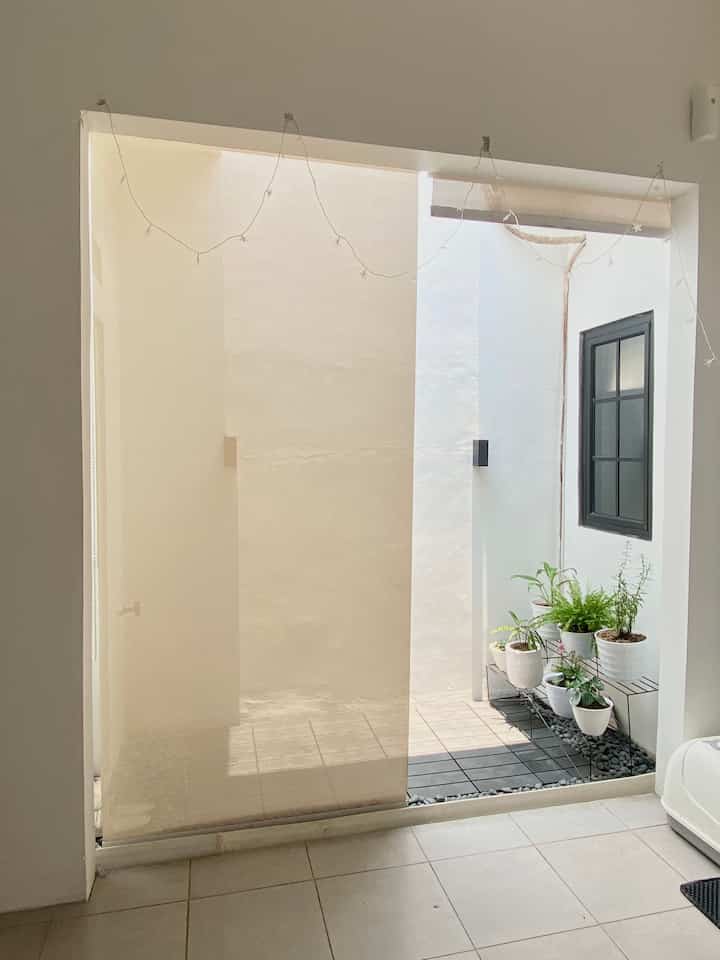 Bukan sekedar taman kecil tapi juga sebagai sirkulasi udara di dalam rumah ✨🪴🍃

Walaupun berukuran mungil hanya berukuran 1x2,3 meter taman kecil dalam rumah kami ini jadi salah satu hal yang penting yaitu sebagai sirkulasi udara sekaligus pencahayaan alami di dalam rumah. 

#innercourt #tamankecil #tamandalamrumah #inspirasitamankecil #rumahminimalis #tamanindoor