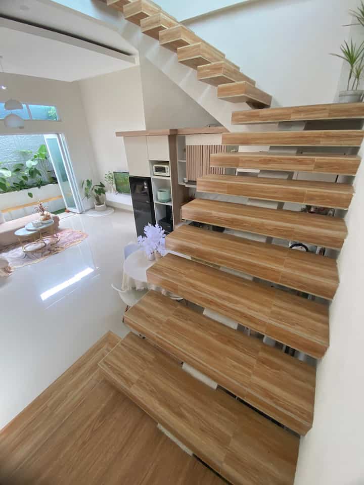 Floating Stairs ala Deiraa.House 🥰
Yessss our dream floating floor in our first home
Although NOT on a glass railing, this staircase is quite wide and has steps that are not high (does not make you tired of climbing the stairs)
In this void area there is a dead glass window that is wide enough so that outside light can enter freely making the house automatically bright without additional lights during the day ☺️
And what I like the most is when the weather is sunny, we can see the sunset view of the sky from this window (like a very beautiful painting of Allah SWT) 😍
Come on, share what the stairs in your house look like? 🥰

#FloatingFloor #Flooring #Floating #Tangga #TanggaRumah #TanggaMinimalis #InspirasiTangga #PlavonGypsum #DekorasiTangga #TanggaMelayang #HomeDecor #Minimalis