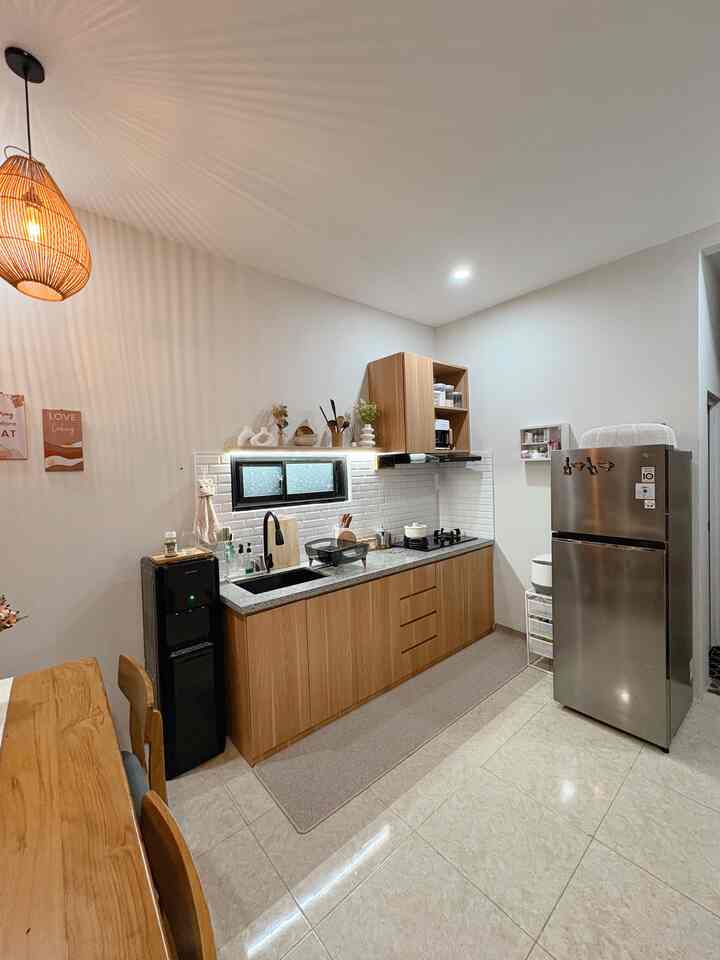 Punya rumah openspace minimalis bukan berarti mati gaya. Ubah posisi kulkas, dispenser dan lemari aja, vibesnya udah beda 🥰

#DapurMinimalis #DapurSegaris #KitchenSetMinimalis #TopTableGranit #KitchenMultiplekLapisHpl #WarnaCatRumah #BackSplashKeramik