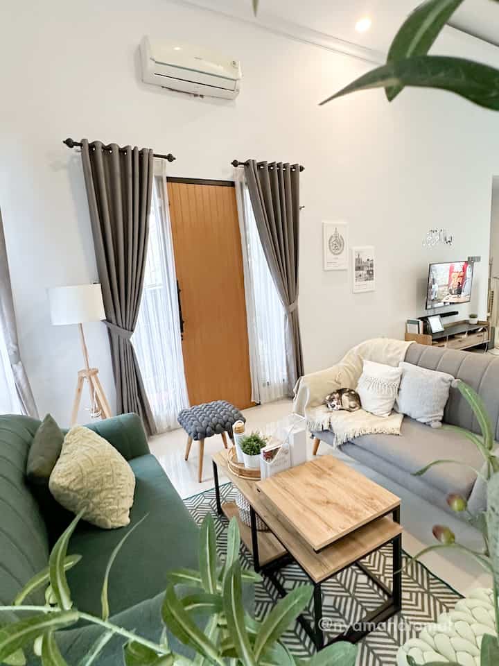 Ruang tamu open space, masuk pintu utama langsung bisa kumpul bareng keluarga/teman! 

Karena ruang tamunya langsung menyatu tanpa ada sekat. langsung ke ruang TV / family room. Jadi bisa lebih leluasa beraktivitas seperti mengobrol, membaca buku, menikmati teh/kopi & snack, menonton TV, bersantai dan lain-lain.

Untuk konsep ruang tamu open space, jadi bisa leluasa menggeser posisi sofa dan furnitur lainnya. Untuk posisi sekarang seperti di gambar, sofa berwarna abu bisa jadi alternatif sekat pemisah antara ruang tamu dan ruang TV. Dengan konsep ini juga memudahkan kami untuk mengadakan acara yang mengundang banyak orang seperti pengajian, ‘selametan’ dsb. Hanya perlu menggeser / mengosongkan barang-barang sehingga bisa mendapatkan lantai yang leluasa dan cukup luas untuk menggelar karpet besar, apalagi tembok sekeliling dicat warna putih, menambah kesan luas. 

#CatRumahMinimalis #OpenSpaceLivingRoom #LivingRoomLayout #FlexibleLivingRoom #RuangKeluarga #FamilyRoom #StylingRuangTamu #DekorasiLivingRoom #InspirasiLivingRoom #livingroominspo #nyamandiomah
