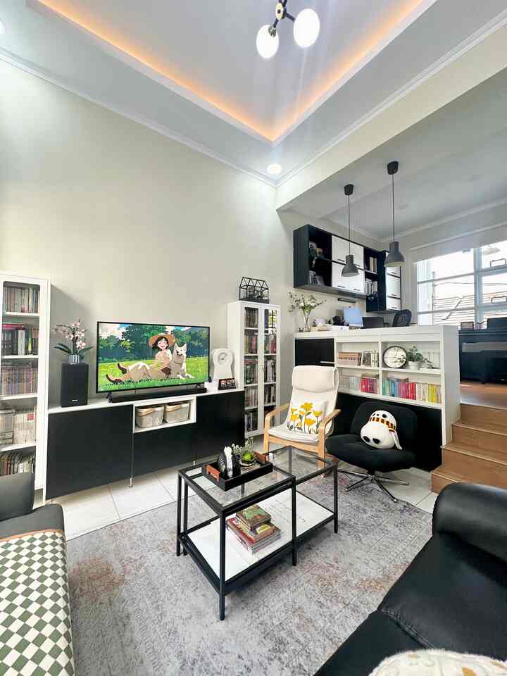 • Ruang Tamu Compact Multifungsi •

Hello, O!House friends, ruang tamu di Himfari’s House didesain compact dan multifungsi:
✔️ sebagai ruang keluarga tempat kami mengobrol dan bersantai
✔️ mengakomodir hobi kami membaca dan menonton film
✔️ sebagai storage karena kami tidak memiliki gudang

Karena itu, furnitur yang ada pun menyesuaikan, yaitu:
🔅 2 buah sofa 2 seater
🔅 2 buah armchair yang nyaman
🔅 2 buah lemari buku berbahan metal
🔅 kabinet TV untuk menyimpan dokumen-dokumen.

🌀 Tips! >> 
Membatasi ruang tamu dengan study room, terdapat lemari sepatu built in yang kami pesan di spesialis interior. Lemari ini memiliki rak-rak yang aku gunakan sebagai tambahan penyimpanan koleksi buku. 

#Sofa2Seater
#Armchair
#LemariBuku
#KabinetTV 
#StylingRuangTamu
#DekorasiLivingRoom
#InspirasiLivingRoom