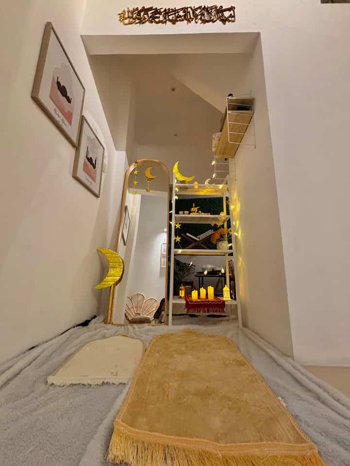 Ruang solat mini di rumah kami, disini yg solat hanya aku (ibu), anak2 dan suami solatnya di masjid sehingga tempat solat ini lebih dri cukup ,, sengaja aku taruh lerberg ikea dan cermin oval di depan (arah kiblat) agar yg lewat tidak mengganggu solat,, semoga kedepan aku bisa pengadaan sekat ruangan disini #musholamini #musholaminimalis #ruangsolat #mihrab #mihrabminimalis #menyambutramadan #dekorasimihrab 