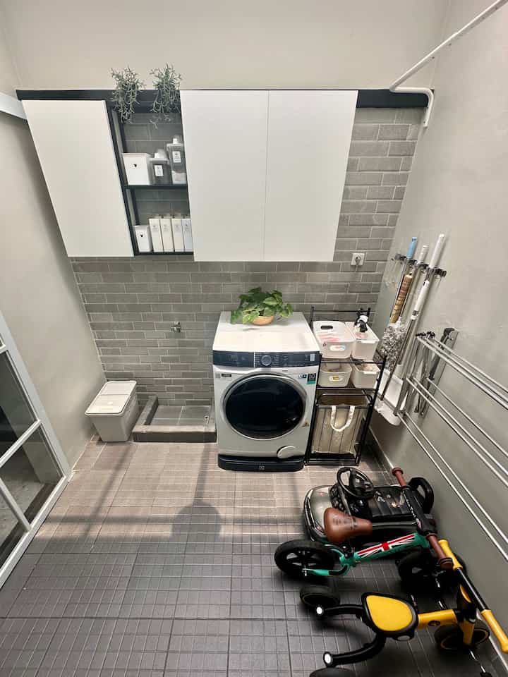 • Laundry Room Compact •

Hello, O!House friends, laundry room di Himfari’s House didominasi warna abu-abu. Kelengkapannya simpel saja:
🔅 Laundry bag include rak penyimpanan
🔅 Kabinet penyimpanan
🔅 Rak jemur lipat
🔅 Rak gantungan jemuran hanger

Laundry room ini juga jadi penyimpanan alat-alat kebersihan. Selain itu juga jadi ‘tempat parkir’ anak-anak yang sering main sepeda dan mobil-mobilan di dalam rumah 😆

#LaundryRoom
#RuangCuci
#KabinetPenyimpanan
#LaundryBag
#RuangCuciJemur
#MesinCuci
#RumahCompact