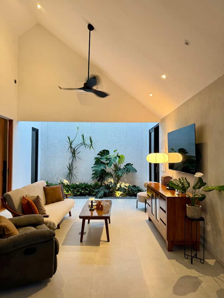 このリビングルームは私たちの家の魂を反映し、物語と思い出が集まる場所です。ここでは、あらゆる角が暖かさを誘い、あらゆる装飾に物語があり、あらゆる笑いが空気を幸せで満たします。この空間を、創造性が成長し、つながりが形成されるインスピレーションの場としましょう。 ✨

#ミニマリストソファ 
#ミニマリストハウスペイント 
#ハウスペイントカラー
＃ペイント
#ゲストルームスタイリング
#リビングルームの装飾
#リビングルームインスピレーション