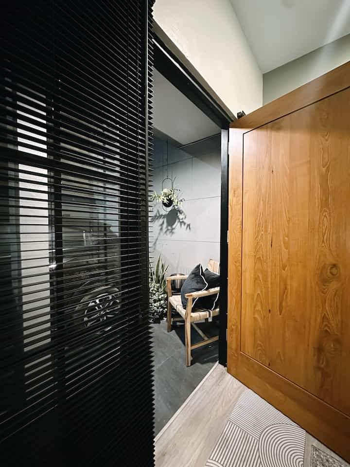 Ruang santai depan rumah malam hari, menikmati secangkir kopi dan membaca buku. 
Kebetulan teras rumah yang masih lega ini kami manfaatkan sebagai area bersantai di malam hari, sirkulasi udara malam yang cukup membuat rileks sayang jika tidak dimanfaatkan. 

Kalo kalian bagaimana? Adakah area yang bisa dimanfaatkan untuk bersantau sejenak di rumah? Yuk komen! 

#inspirasiareasantai #santaidimalamhari #terasrumah #idecatexterior #tanamanterasrumah #tanamanpanas #keramikteras #rumahmalamhari