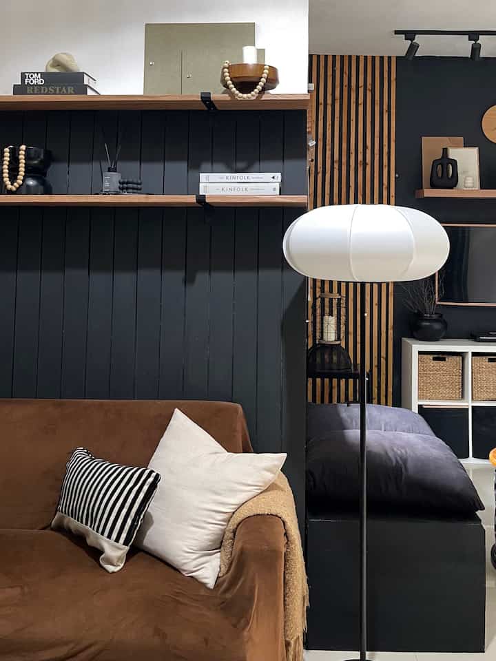 —— Living Room Style 

Mix and match warna bold & earthy buat ruang tamu yang cozy tapi tetap stylish! ✨ 

Dinding hitam bikin kesan bold, sementara sentuhan kayu, anyaman, dan warna-warna hangat bikin suasana tetap homey. Plus, detail kecil kayak pencahayaan dan tekstur bikin semuanya makin hidup. 

Gimana menurut kalian? Semoga menginspirasi 🥰🖤🤎🤍

#sofa2seater #standinglamp #cushioncover #wallbatten #catdinding #ambalan #throwblanket #coffeetable #ruangtamu #ruangkeluarga #ruangtv #inspirasiruangtv #inspirasiruangtamu #BoldandWarm #HomeyButStylish #LivingRoomVibes #StylingRuangTamu
#DekorasiLivingRoom #InspirasiLivingRoom