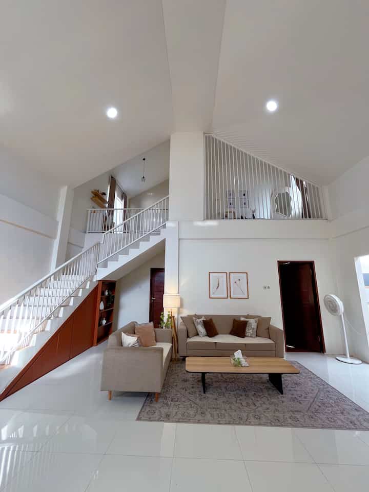 Area ini jadi area paling terpakai, baik buat kumpul keluarga, nerima tamu bahkan makanpun seringnya juga disini, kami sengaja buat meja lesehan biar nyaman buat kami saat ngumpul bareng dilivingroom, 
Penataan sofa yg udah gak bisa diubah-ubah hehhe, tapi tetap bikin kita selalu nyaman dan gak bosan #StylingRuangTamu #DekorasiLivingRoom #InspirasiLivingRoom #LivingRoomIdeas #CatDindingMinimalis #PlafonGypsum #PlywoodFurniture 