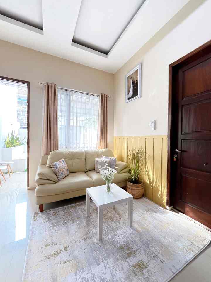 Ruang tamu kami ini ukurannya tidak terlalu besar, dan letaknya bersebelahan dengan dapur. Biar tetap nyaman, kami hanya menambahkan beberapa furniture minimalis biar ruangan ini tidak terkesan penuh dan sumpek.

Untuk sofa kami hanya memakai yang ukuran 2 dudukan, dan untuk mejanya sendiri kami pilih yang berukuran kecil. 

Lalu menambahkan beberapa tanaman artifisial agar ruangan ini terkesan hidup dan nyaman.

Kalau karpetnya kami pilih yang motif abstrak dengan warna terang agar ruangan terkesan lebih luas. 

Semoga menginspirasi ya tetangga 🥰

#RuangTamu #StylingRuangTamu #DekorasiLivingRoom #InspirasiLivingRoom #LivingRoom #SofaMinimalis #MejaMinimalis #Karpet #WallBatten #TanamanArtificial
