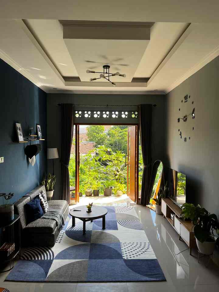 Area living room ini berukuran 4x3 m, karena ruangan kita bertemakan open space jadi area ini jadi tempat favorit bagi keluarga, dengan daun pintu yang lebar jika dibuka langsung melihat kebun di area belakang rumah. 
Sofa dan TV sebagai ciri khas ruang ini yang di padu padankan dengan perintilan lain seperti :
✔️Bantal sofa dengan berbagai motif
✔️Bufet TV yang multifungsi sebagai tempat menyimpan barang/perintilan suapaya terlihat lebih rapi.
✔️Standing Mirror untuk memberi kesan lebih luas.
✔️Karpet Busfill IKEA yang harganya diskon saat beli.
✔️Standing Lampu untuk area mengaji dan baca buku di area ini.
✔️Lampu hias minimalis untuk menambah kesan lebih estetik.
✔️Tak lupa karena kami pecinta tanaman, ga lengkap rasanya jika ruangan tidak di tambah hijau2, untuk itu kami tambahkan tanaman asli dengan standing pot di setiap sudut. 
Jika di total budget untuk menghias ruangan ini kurang lebih sekitar 10 juta. 
Semoga menginspirasi ya🤗
#StylingRuangTamu
#InspirasiLivingRoom
#DekorasiLivingRoom
#ruangtamu
#ruangkeluarga
#sofa
#desainruangtv
