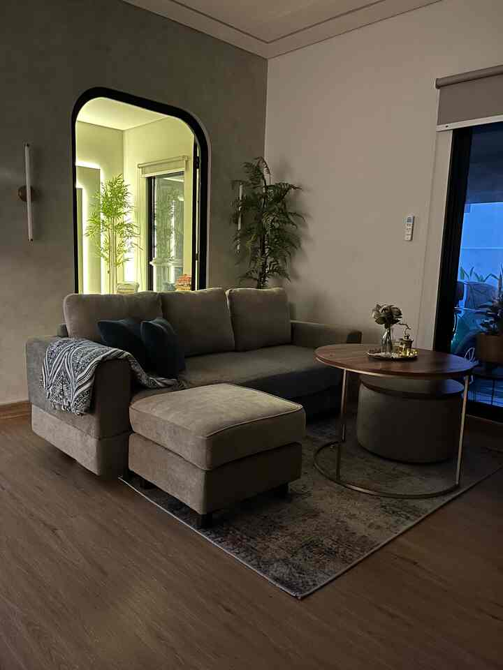 Ruang tamu kami bertema minimalis modern, semua furniturenya timeless. Warna warna netral dengan design simple membuat kami bebas memadupadankan dengan pernik pernik rumah lainnya, kami menambahkan karpet lantai untuk menambah kesan hangat dan mewah. #sofaminimalis #catrumahminimalis #paneldinding #stylingruangtamu #dekorasilivingroom #inspirasilivingroom