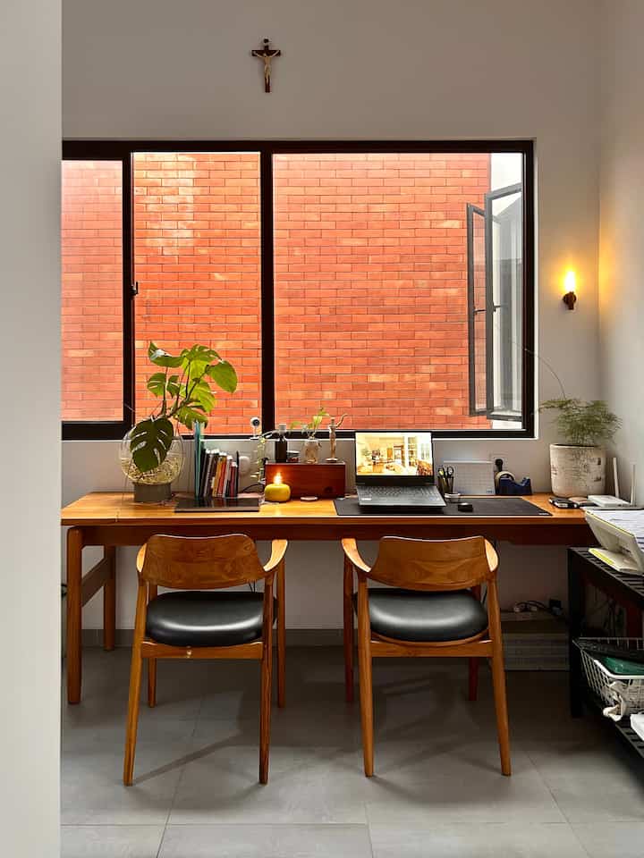 Home office sore menjelang malam hari ✨
Meja kerja ini kami gunakan jika sedang wfh, mengerjakan pekerjaan freelance,atau ada pekerjaan yang belum selesai di kantor. Ke depannya dapat menjadi meja belajar atau les untuk anak2 juga.

Meja kerja kayu jati kami custom ukuran dari jepara. Sengaja diposisikan di tengah dan kami beri bukaan besar ke void taman dan dapat background dinding batu bata. Kami beri dekorasi dengan tanaman hias untuk menyegarkan mata saat lelah dan butuh inspirasi. 

Terdapat cable storage cukup besar karena banyaknya kabel- kabel dan juga rak buku untuk manruh beberapa buku dan file. Rak untuk perlengkapan dan printer di satu sisi agar meja tetap leluasa. Selain itu ada juga lampu meja dan lampu dinding untuk ambience agar lebih nyaman.

#homeoffice #mejakerja #workingarea #cablestorage #pottanaman #rakbuku #rakserbaguna #lampuhias #inspirasihomeoffice #stylinghomeoffice #idehomeoffice #midcenturymodern
